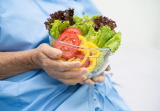 Le manger-main : une solution contre la dénutrition des personnes âgées