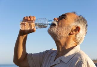 L'hydratation en été chez les personnes âgées : préventions et risques