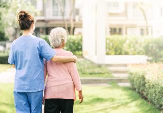 Seniors : des aides à la vie quotidienne pour plus d’autonomie