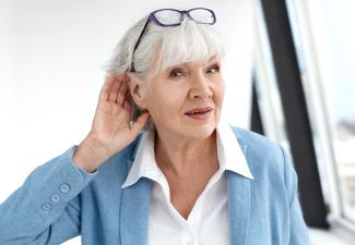 Appareil auditif invisible : la nouvelle tendance pour les personnes âgées