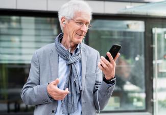 Le téléphone adapté aux seniors : la fluidité de la communication assurée