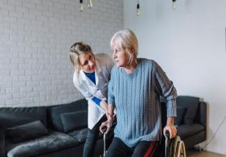 Les avantages et inconvénients du maintien à domicile pour les seniors