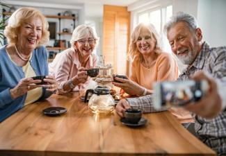 Les bienfaits des relations sociales et des activités en groupe chez les seniors