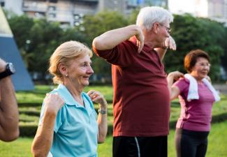 Activités physiques douces pour les seniors : yoga, marche, tai-chi… comment rester actif en douceur après 60 ans ?