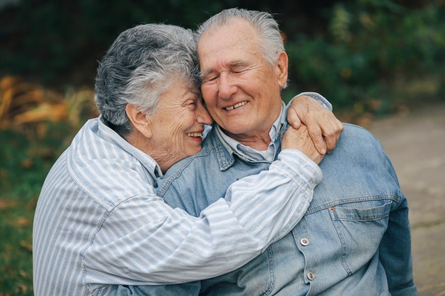 Chez les seniors, les relations sexuelles peuvent être dangereuses pour les hommes mais recommandées pour les femmes