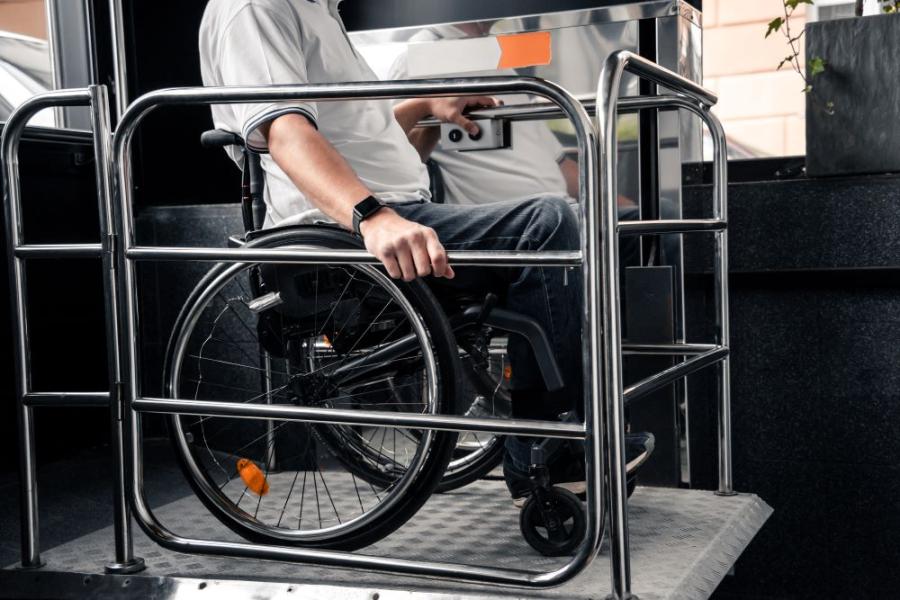 Plateforme élévatrice pour PMR et handicap : accessibilité et confort des personnes âgées
